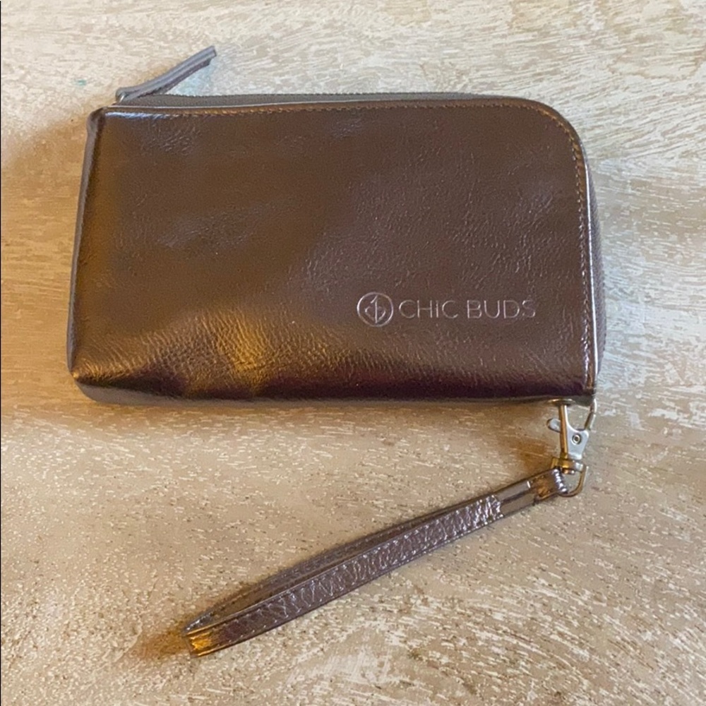 NWOT Chicbuds charging wristlet